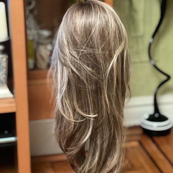 Raquel Welch Wigs - Scene Stealer in color shaded cappuccino - Picture 8 of 10